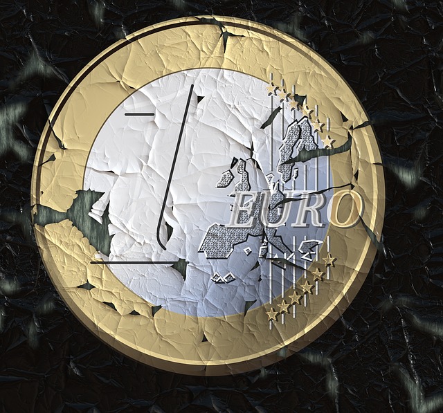 pokrčená euro mince